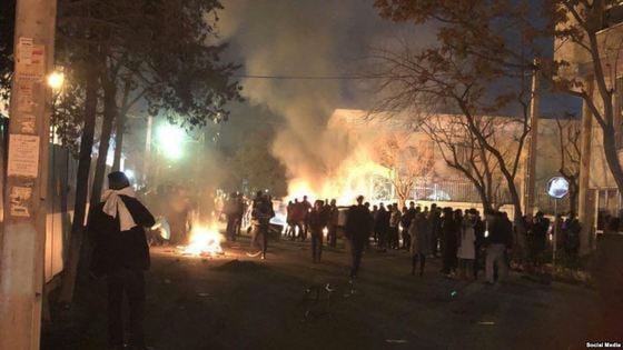 19일(현지시간) 밤 이란 테헤란에서 경찰과 수피파 신도들 간 유혈충돌이 발생해 민병대원 3명과 경찰 2명 등 5명이 숨졌다. <트위터>