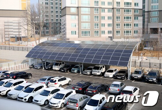 서산시 제2청사에 설치된 태양광시설 모습 © News1