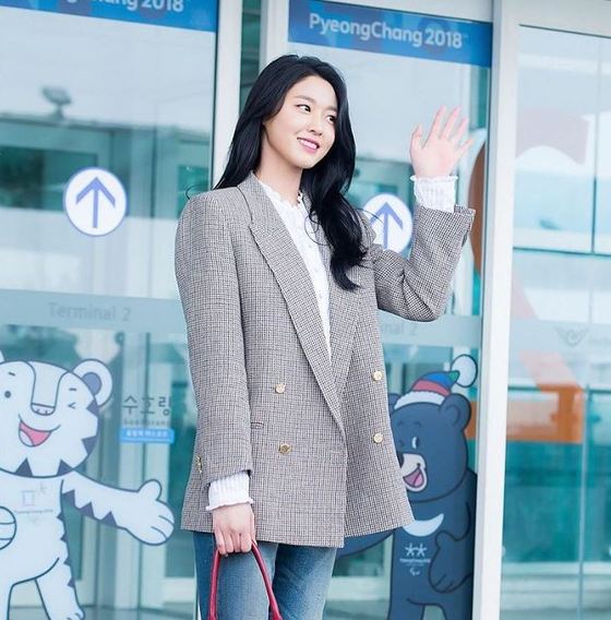 설현이 밀라노 패션쇼에 참석하기 위해 출국하기 전 공항에서의 모습, 이미지 출처: 설현 인스타그램 © News1