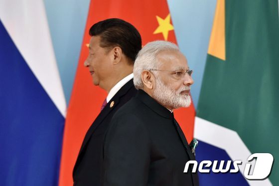 시진핑 중국 국가주석과 나렌드라 인도 전 총리가 중국 샤먼의 브릭스 정상회의에 참석하고 있다. © 로이터=뉴스1 © News1 우동명 기자