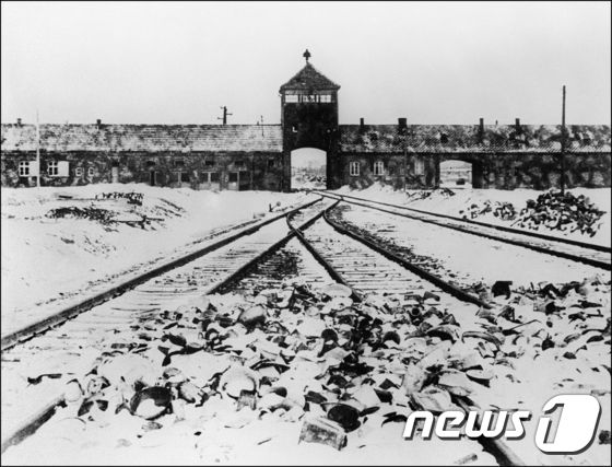 1945년 1월에 촬영된 폴란드 오시비엥침에 위치한 아우슈비츠 집단 수용소 정문의 모습. © AFP=뉴스1