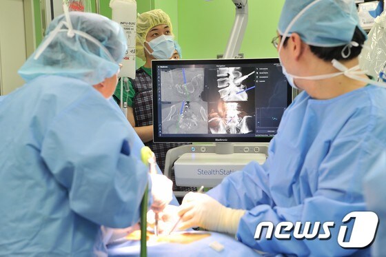 2세대 오암(O-ARM)과 내비게이션을 사용해 척추환자를 수술 중인 세브란스병원 의료진.© News1