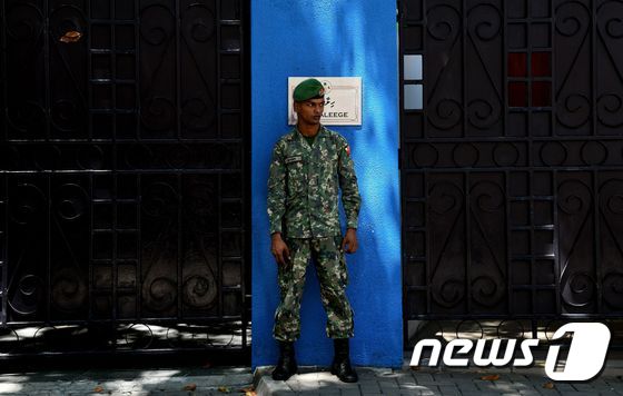 8일(현지시간) 몰디브 수도 말레의 대통령 관저 앞에 군인이 보초를 서고 있다. © AFP=뉴스1