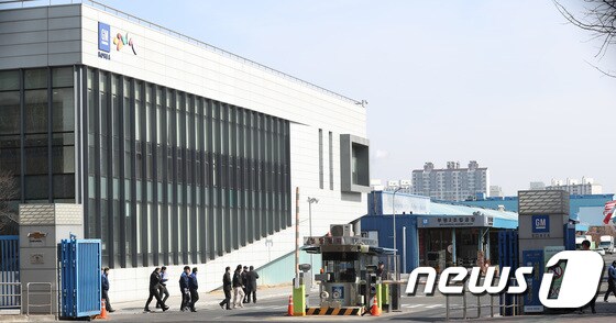 한국지엠 직원들이지난달 21일 오후 인천 부평구 한국지엠 부평공장 서문을 지나고 있다. /뉴스1 © News1 박지수 기자