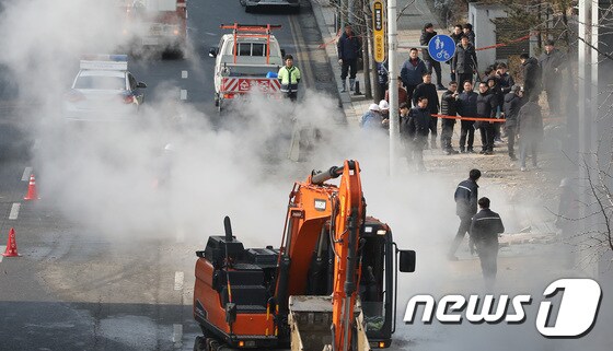 '땅에서 김이 모락모락'...서현역 앞 온수 배관 파열 사고