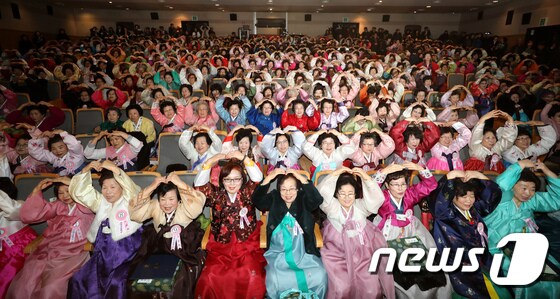  만학도를 위한 학력인정 기관인 양원주부학교가 지난해 2월 졸업식을 열었다. 사진은 졸업생들이 하트를 만들며 서로의 졸업을 축하하고 있는 모습./뉴스1 DB © News1 박지혜 기자