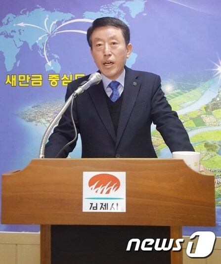 나유인 민주당 김제 부위원장이 김제시장 출마를 선언하는 기자회견을 갖고 있다.© News1
