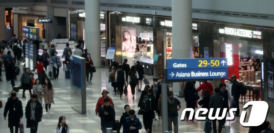 인천국제공항 1터미널 출국장에서 승객들이 면세점을 둘러보고 있다. 2018.2.22/뉴스1 © News1 박지혜 기자