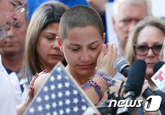 미국 플로리다주 고등학교 총기난사 사건의 생존자인 엠마 곤잘레스(가운데). © AFP=뉴스1