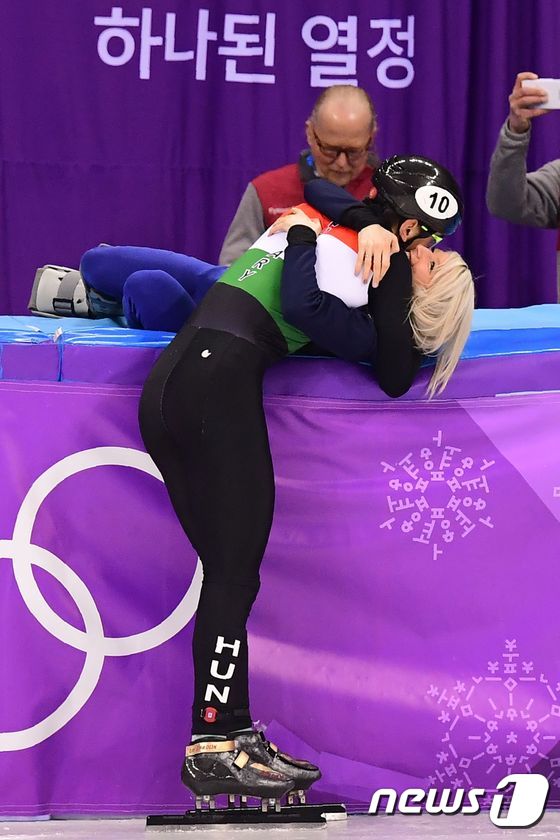 22일 강릉 아이스아레나에서 열린 2018 평창 동계 올림픽 쇼트트랙 남자 5000M 계주에서 금메달을 딴 류 샤오린 산도르(헝가리)가 경기를 끝낸 직후 연인 엘리스 크리스티(영국)을 끌어안고 있다. © AFP=뉴스1 © News1 성동훈 기자