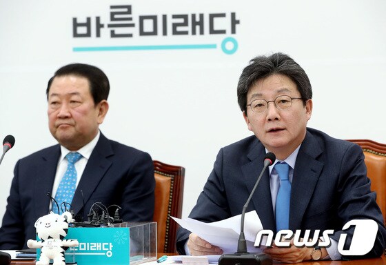 박주선 바른미래당 공동대표(왼쪽)과 유승민 공동대표. 2018.2.23/뉴스1 © News1 박정호 기자