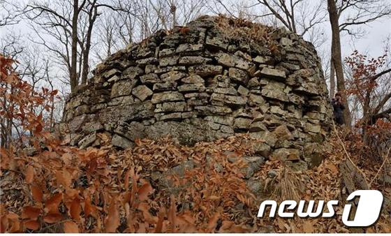 전북 완주군 운주면 탄현에서 발견된 봉수.(전북도 제공)2018.02.23/뉴스1© News1
