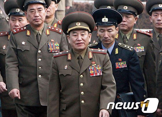 김영철 북한 조선노동당 부위원장(가운데) <자료사진>  © AFP=뉴스1