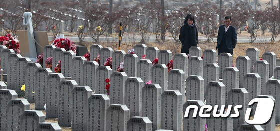 지난 2월 국립대전현충원 천안함 46용사 묘역을 찾은 시민들이 참배를 한 뒤 둘러보고 있다. © News1 주기철 기자