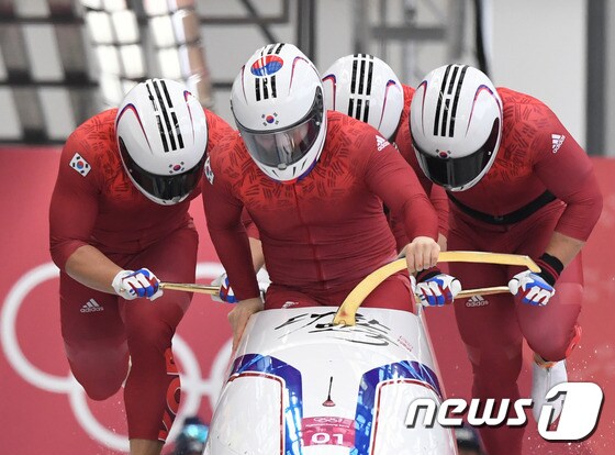 한국 봅슬레이 4인승 대표팀이 24일 열린 2018 평창 동계 올림픽 봅슬레이 4인승 1차 레이스에서 힘차게 썰매를 밀고 있다. © AFP=News1