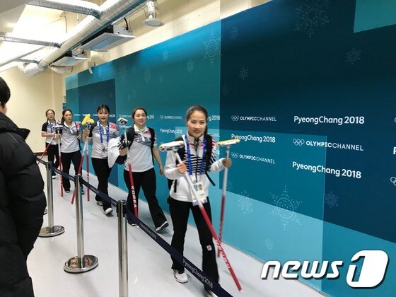 24일 훈련 이후 밝은 표정으로 믹스트존을 지나가는 여자 컬링 대표팀. © News1