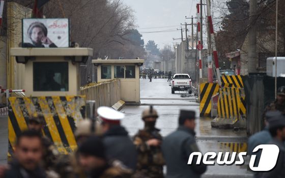 24일(현지시간) 자살폭탄 공격이 발생한 아프간 수도 카불의 사건 현장 모습. © AFP=뉴스1