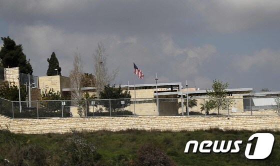 예루살렘에 있는 미국의 한 건물에서 성조기가 펄럭이고 있다. 미국이 주이스라엘 대사관을 이 곳으로 이전하는 것을 검토 중인 것으로 알려졌다.  © AFP=뉴스1