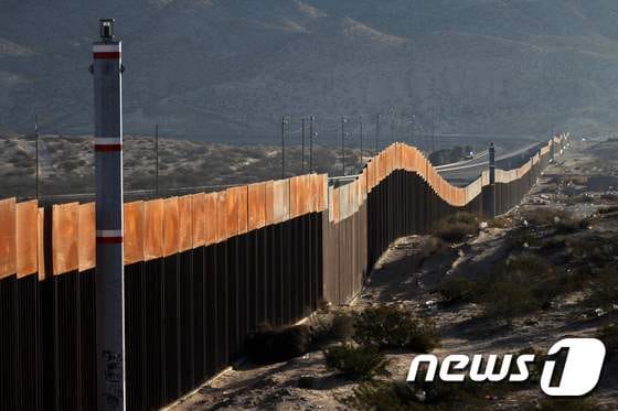 미국이 멕시코와의 국경 사이에 짓고 있는 장벽의 모습. © AFP=뉴스1