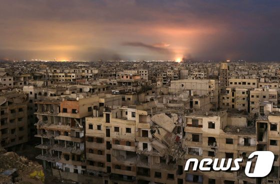 23일(현지시간) 폭격으로 폐허가 된 시리아 동(東)구타 © AFP=뉴스1