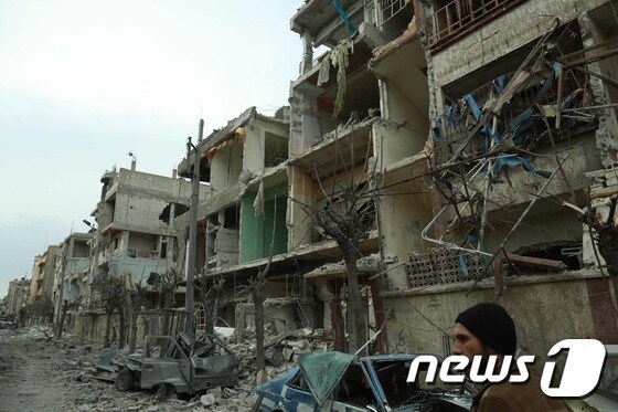 시리아 정부군의 공습으로 인해 폐허가 된 동구타의 도우마 마을. © AFP=뉴스1