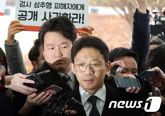 '성추행 혐의' 검찰 출석하는 안태근 전 검찰국장