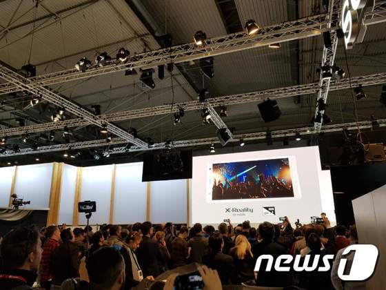 일본의 소니가 26일 스페인 바르셀로나 MWC 전시장에서 신작 스마트폰인 5.7인치 '엑스페리아XZ2'와 5인치 '엑스페리아XZ2' 컴팩트를 공개했다. © News1