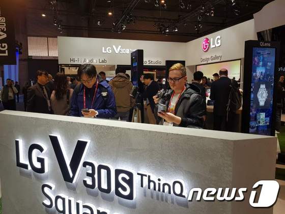 MWC LG전자 부스에서 'LG V30S 씽큐(ThinQ)'를 만져보는 해외 참관객. © News1