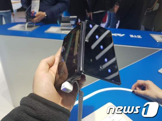 ZTE가 MWC에 출품한 폴더르블 스마트폰 '엑손M'. © News1