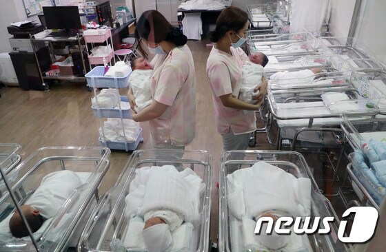 병원 신생아실에서 간호사들이 아이를 돌보고 있다. (자료사진) 2018.2.28/뉴스1