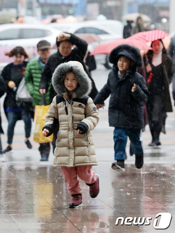 비가 오고 있는 28일 오후 서울 용산역광장에서 시민들이 걸음을 재촉하고 있다. 기상청은 