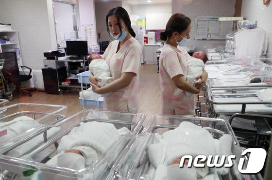 대전 서구 W여성병원 신생아실에서 간호사들이 아기들을 돌보고 있다.  2018.2.28/뉴스1 © News1 주기철 기자