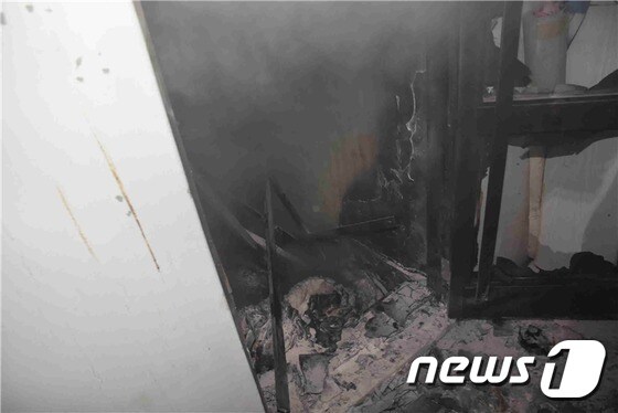 지난 3일 오후 강동구 다세대 주택에서 발생한 화재 현장(강동소방서 제공)© News1
