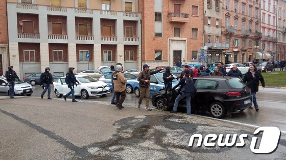 이탈리아 중부 마체라타에서 3일 극우 성향 남성이 차를 타고 시내를 돌며 흑인들에게 총격을 가하는 사건이 발생했다. 사진은 현지 경찰이 용의자 루카 트라이니가 탔던 검은색 차량을 수색하고 있는 모습. © AFP=뉴스1