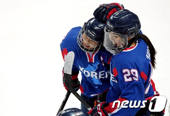 남북 여자 아이스하키 단일팀의 박종아(왼쪽)와 이진규. 2018.2.4/뉴스1 © News1 사진공동취재단
