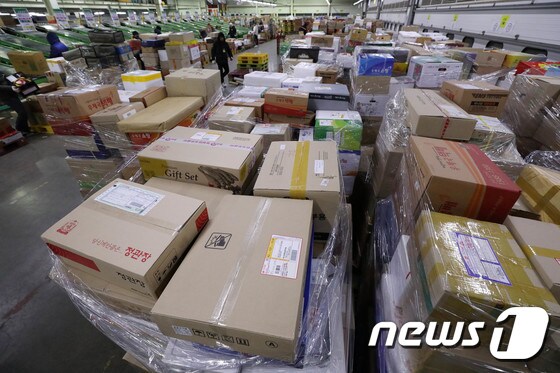 '설 연휴 앞두고 분주한 우편물류센터'