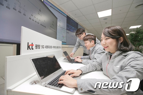KT 직원들이 평창 5G 시범망과 NTT도코모의 상용 LTE망을 연동하여 테스트를 하고 있다.(KT 제공) 2018.2.6/뉴스1