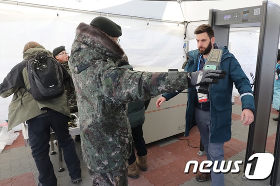 강원도 강릉 아이스아레나에서 군인들이 경기장 출입 보안 업무에 나서고 있다.  © News1 임세영 기자