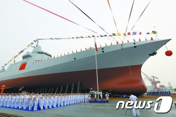 중국 인민해방군이 첫 차세대 구축함 '055형을 진수시키고 있다. (인민해방군 제공) © News1