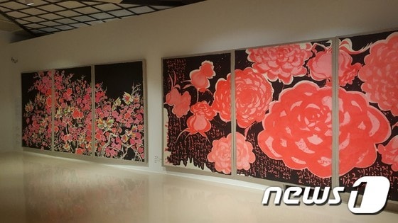 홍지윤 '별빛 달빛 눈빛' 전시전경.© News1