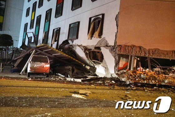 대만 화롄 지역 마샬호텔 건물 붕괴 모습. © AFP=뉴스1