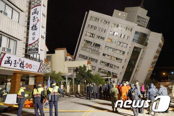 2018년 2월7일(현지시간) 대만 화롄 지역에서 발생한 규모 6.4의 강진으로 기울어진 건물에서 구조대원들이 생존자 수색을 위해 출입을 통제하고 있다. © AFP=뉴스1 © News1 우동명 기자