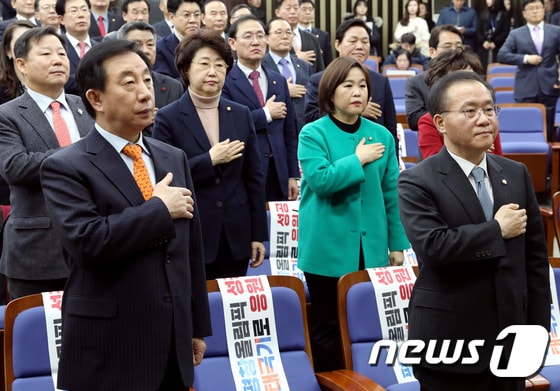 지난 7일 오전 서울 여의도 국회에서 열린 자유한국당 의원총회.뉴스1 © News1 박정호 기자