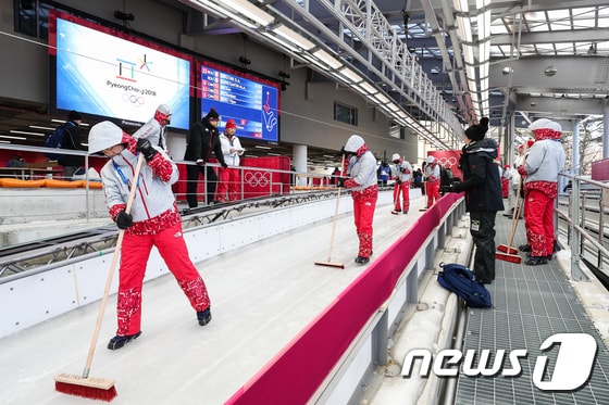 올림픽슬라이딩센터에서 자원봉사자들이 트랙을 정비하고 있다. /뉴스1 © News1 유승관 기자