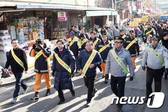 기초질서 실천 다짐대회 참석자들이 거리 캠페인을 벌이고 있다. © News1
