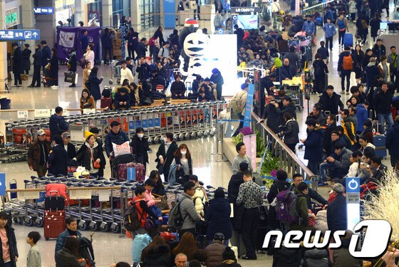 관세청은 8일부터 18일까지 인천공항에서 대량구매 여행객 전용 특별 임시 인도장을 운영한다. 사진은 지난해 설 연휴 인천국제공항. © News1