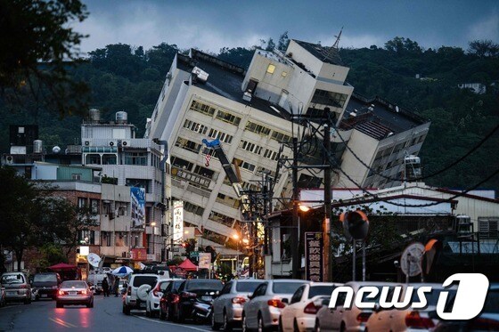 7일 (현지시간) 대만 화롄에서 규모 6.0의 강진이 발생해 건물이 반쯤 기울어진 모습을 하고 있다. © AFP=뉴스1 