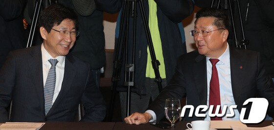 이동훈 삼성디스플레이 사장(왼쪽)과 한상범 LG디스플레이 부회장/뉴스1 © News1 오대일 기자