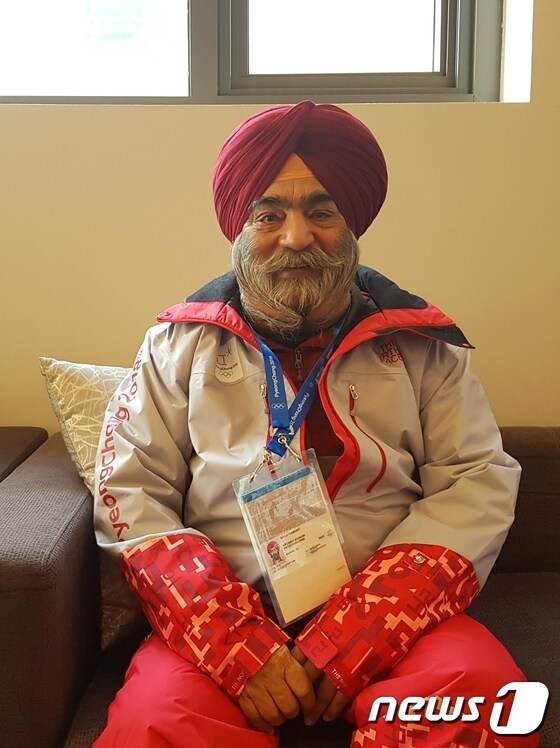 과거 스포츠 기자로 올림픽을 찾았던 인도 출신 프라브조트 싱씨가 자원봉사자로 평창올림픽을 찾았다. © News1