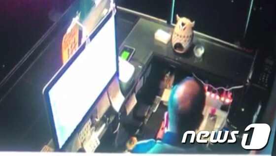 지난달 23일 A씨가 술집 계산대에서 현금을 훔치는 모습. /제공=일산동부경찰서 © News1